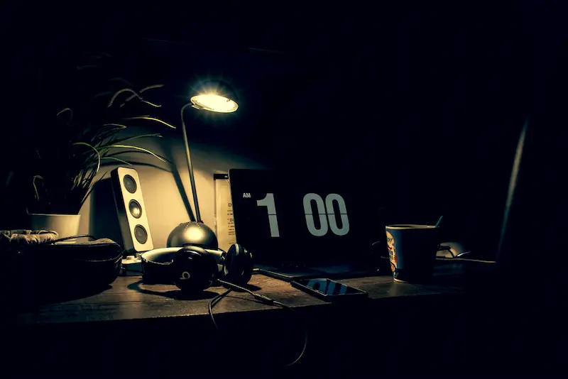 a big black alarmclock with 1 am.
